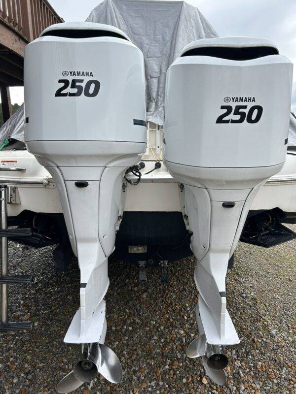 2005 Yamaha F250 Outboard Motors – Twin 250HP 4-Strokes – 25”/30” Shafts – Rebuilt Powerheads – Controls Included